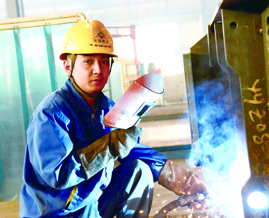中国煤科技能大赛电焊工组第一名安相园.jpg