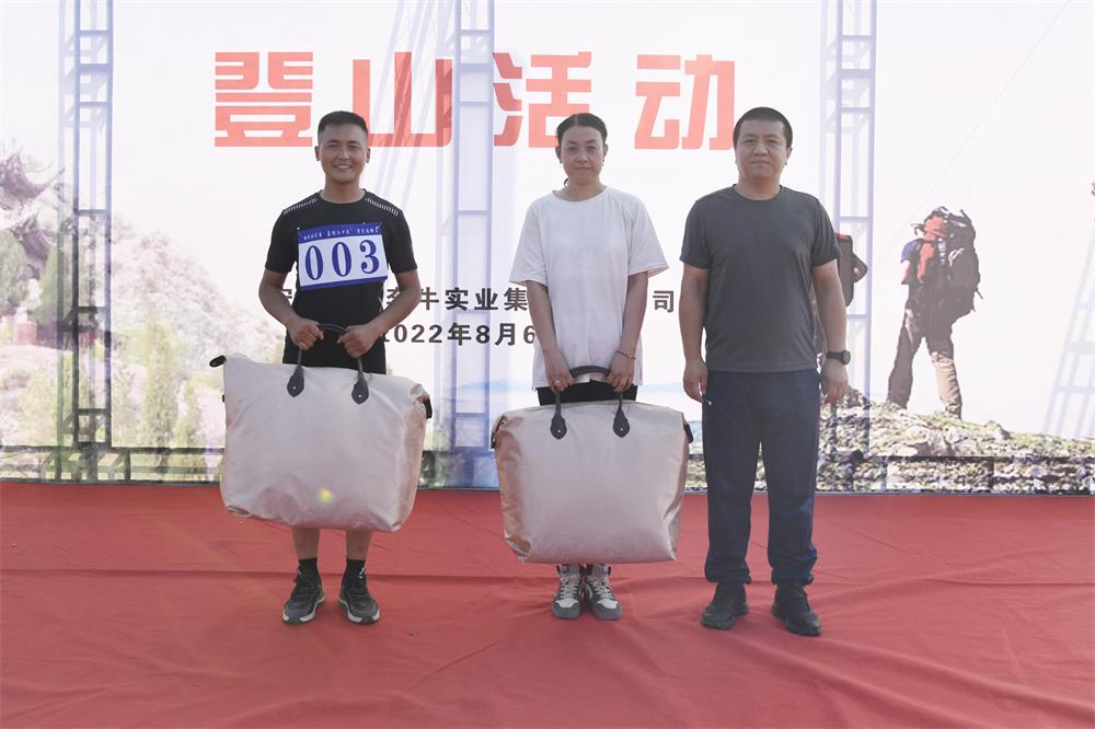 2杨霖为获得男女第二名的选手颁奖.jpg
